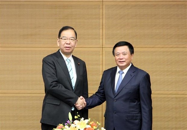 Nguyen Xuan Thang, Politburo member, Chairman of the Central Theory Council and President of the Ho Chi Minh National Academy of Politics (R) meets Chairman of the Presidium of the Communist Party of Japan (CPJ) Central Committee Kazuo Shii. (Photo: VNA)