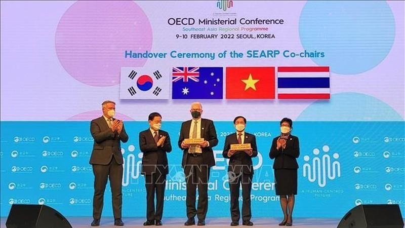 Vietnam accompanies OECD to make contributions to the region