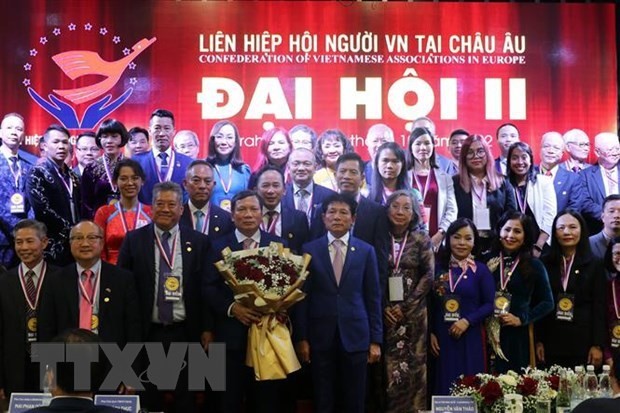 Members of the second-tenure executive committee of the Union of Vietnamese People Associations in Europe. (Source: VNA)