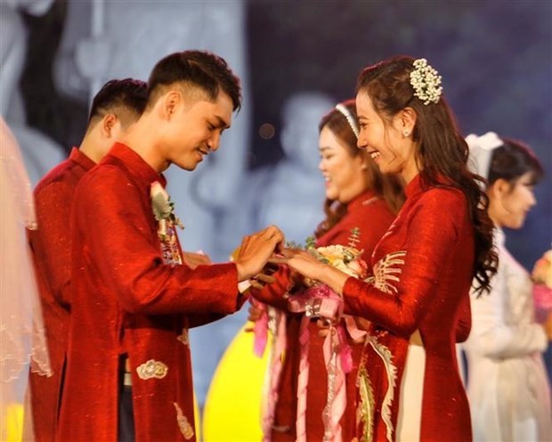 18 couples tie the knot in an October 15 mass wedding in Hanoi. (Photo: VNA)