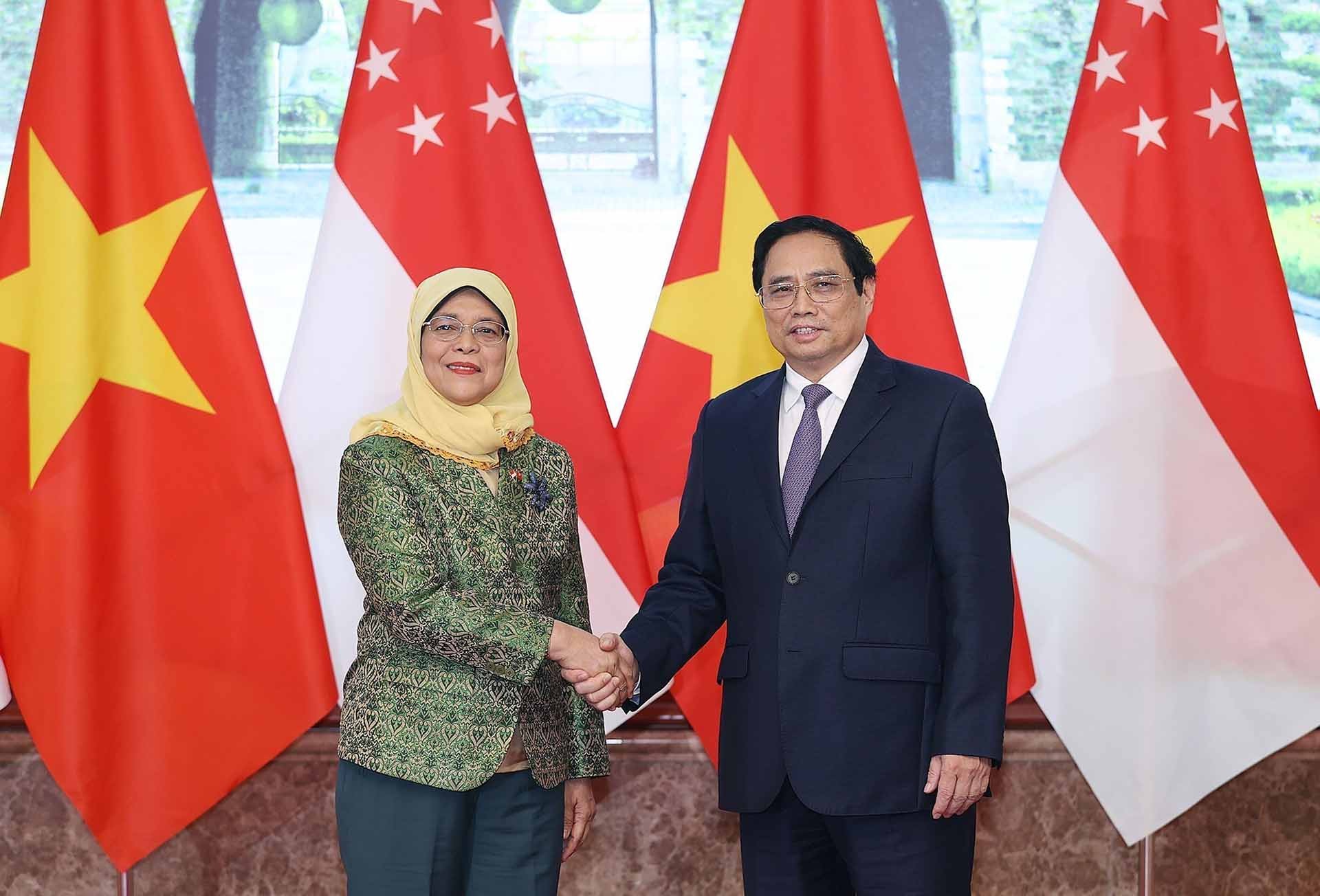 Thủ tướng Phạm Minh Chính và Tổng thống Cộng hòa Singapore Halimah Yacob. (Nguồn: TTXVN)