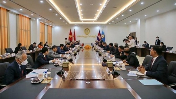 Vietnamese Party delegation visits Cambodia