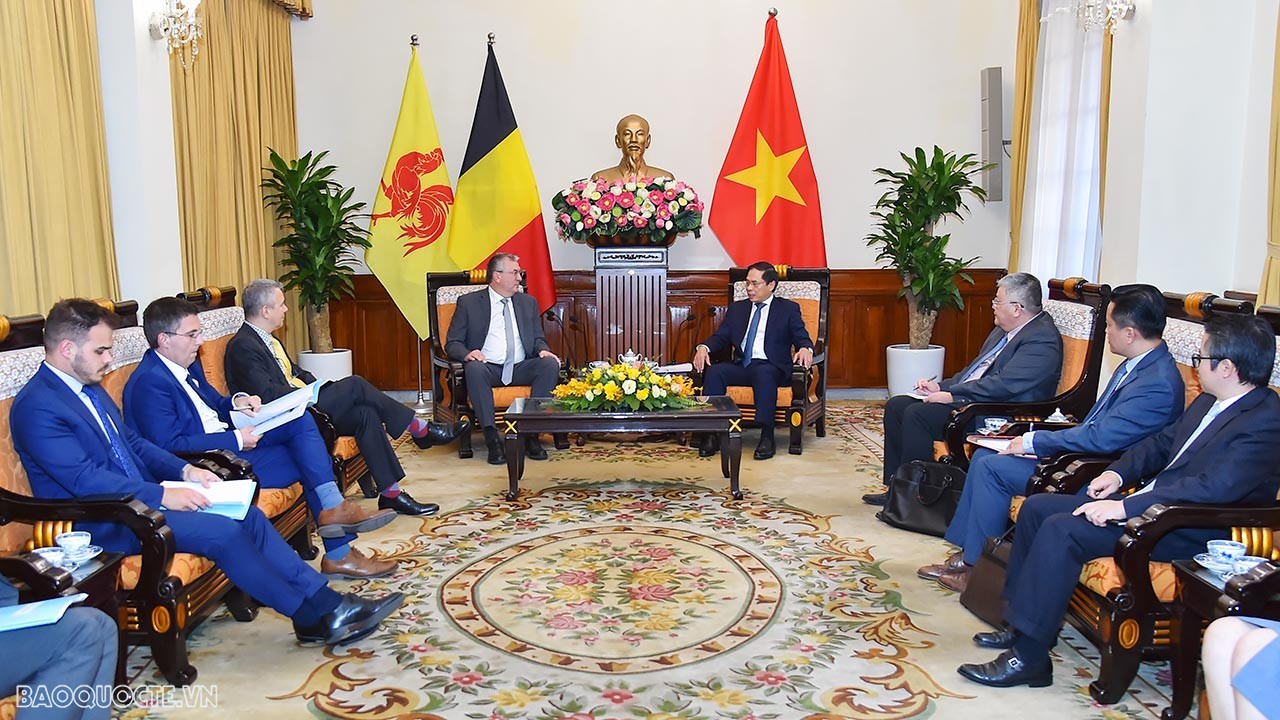 Chiều ngày 18/10, tại Trụ sở Bộ, Bộ trưởng Ngoại giao Bùi Thanh Sơn đã tiếp ông Pierre-Yves Jeholet, Bộ trưởng-Thủ hiến Chính phủ Cộng đồng người Bỉ nói tiếng Pháp Wallonie - Bruxelles đang thăm chính thức Việt Nam từ ngày 15-21/10. (Ảnh: Tuấn Anh)