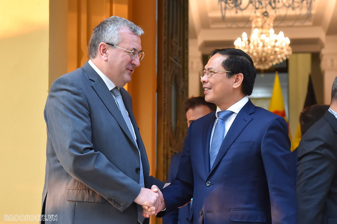 Chiều ngày 18/10, tại Trụ sở Bộ, Bộ trưởng Ngoại giao Bùi Thanh Sơn đã tiếp ông Pierre-Yves Jeholet, Bộ trưởng-Thủ hiến Chính phủ Cộng đồng người Bỉ nói tiếng Pháp Wallonie - Bruxelles đang thăm chính thức Việt Nam từ ngày 15-21/10. (Ảnh: Tuấn Anh)