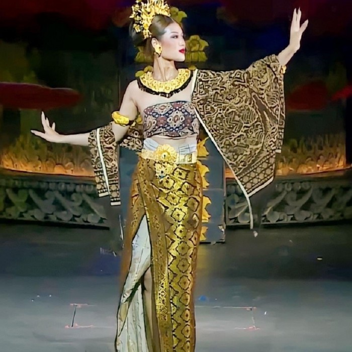Đoàn Thiên Ân trình diễn trang phục truyền thống của Indonesia.