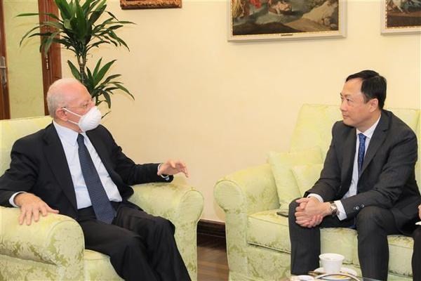 Ambassador Duong Hai Hung (R) meets President of the Campania region Vincenzo de Luca. (Photo: VNA)