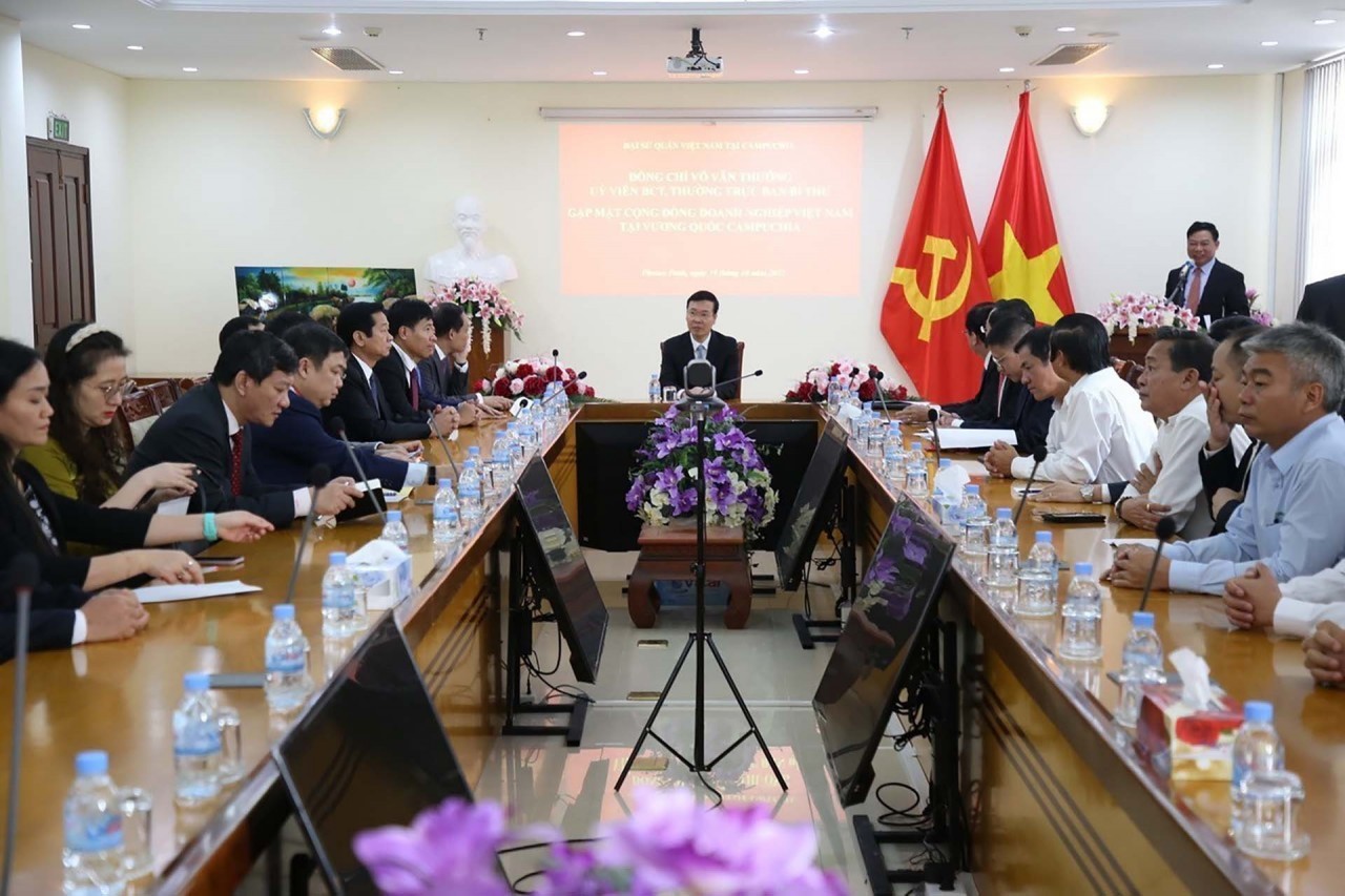 Party official meets Vietnamese community in Cambodia