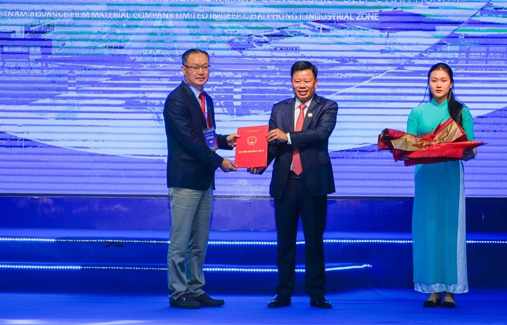Ông Lê Trung Kiên, Trưởng Ban Quản lý KKT Hải Phòng trao Giấy chứng nhận đầu tư cho Công ty TNHH First Global Business.