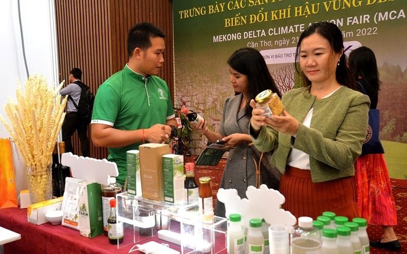 Fair displays products and solutions adapted to climate change in the Mekong Delta. (Photo: QDND)