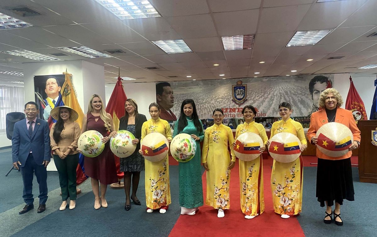 Vietnam’s traditional long dresses introduced in Venezuela | Culture - Sports  | Vietnam+ (VietnamPlus)