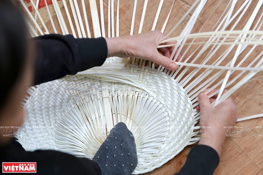 Bodhi-leave-shaped fans are formed through artisans’ skillful hands. (Photo: VNP/VNA)