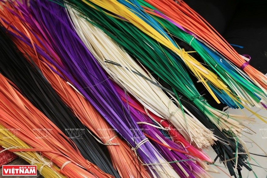 Flat strings are dyed with vivid colours to create colourful Bodhi-leave-shaped fans. (Photo: VNP/VNA)