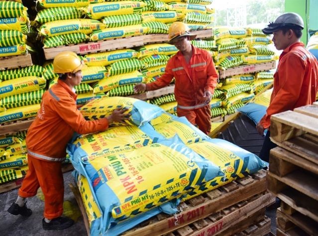 Fertiliser packages are loaded for transport at the PetroVietnam Fertiliser and Chemicals Corporation. (Photo tbdn.com.vn)