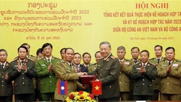 Vietnamese, Lao Ministries of public security tighten cooperation