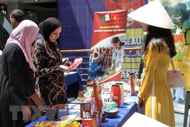Đại sứ quán Việt Nam tại Algeria tổ chức khai mạc triển lãm ảnh và không gian trưng bày, giới thiệu các sản phẩm hàng hóa Việt Nam đến với người dân Algeria (2022). (Ảnh: Trung Khánh/TTXVN)