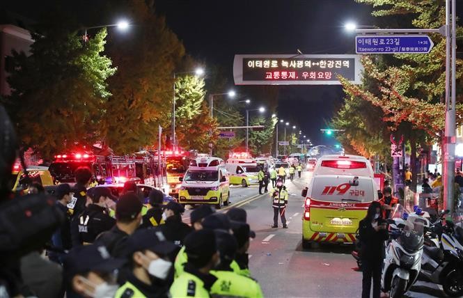 Lực lượng cứu hộ làm nhiệm vụ tại hiện trường vụ giẫm đạp ở Seoul, Hàn Quốc, ngày 30/10. (Nguồn: Tân Hoa xã)