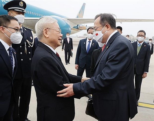 Head of the International Liaison Commission of the Central Committee of the Communist Party of China Liu Jianchao (R) welcomes Party General Secretary Nguyen Phu Trong at the Beijing International Airport on October 30 (Photo: VNA)