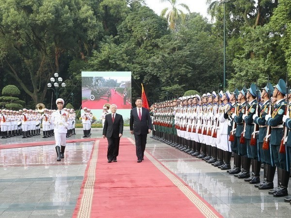 Party General Secretary and President of China Xi Jinping (right) visits Vietnam in November 2017. (Photo: VNA)
