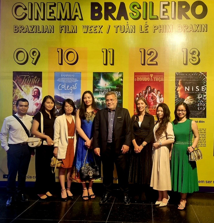 Từ ngay 7-11/11 diễn ra Tuần phim Brazil tại TP Hồ Chí Minh. Hình ảnh Đại sứ  Đại sứ Fernando Apparicio da Silva (ở giữa) cùng các thành viên ĐSQ Brazil tại Tuần Phim Brazil đã diễn ra hành công vào tháng 5 tại Hà Nội. (Ảnh: Mạnh Cường)