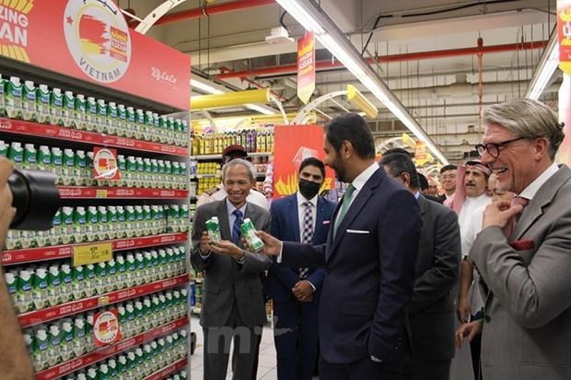 Vietnamese Ambassador to Saudi Arabia Dang Xuan Dung (first on the left) introduces Vietnamese products at Lulu Supermarket in the Middle East country. (Photo: VNA) Vietnamese Ambassador to Saudi Arabia Dang Xuan Dung (first on the left) introduces Vietnamese products at Lulu Supermarket in the Middle East country. (Photo: VNA)