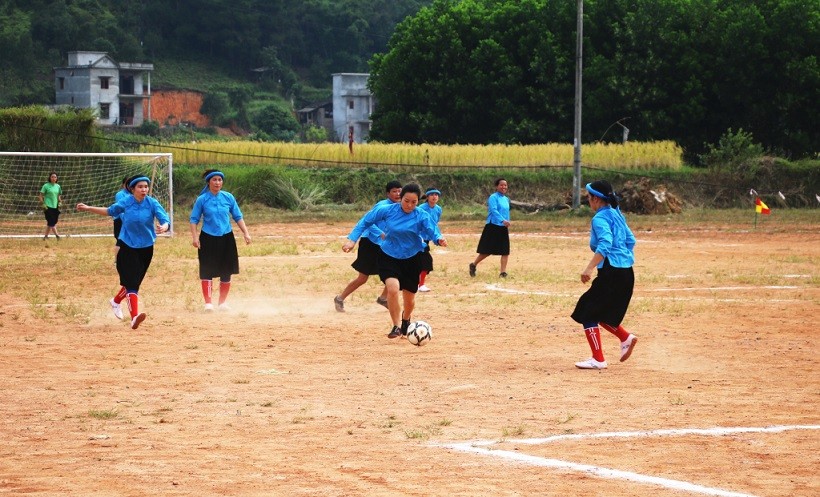 The San Chi women wear traditional costumes, and the opposing teams are distinguished by the different colour of their skirts. (Photo: quangninh.gov.vn)