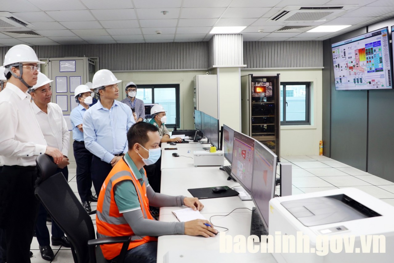 Vice Chairman of the Provincial People's Committee Dao Quang Khai (3rd from the left) inspects the trial operation of the Plant invested by Green Star Environment Joint Stock Company. (Photo: bacninh.gov.vn)