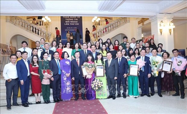 olitburo member and permanent member of the Party Central Committee’s Secretariat Vo Van Thuong, head of the Party Central Committee's Commission for Information and Education Nguyen Trong Nghia and the winners pose for a photo. (Source: VNA)