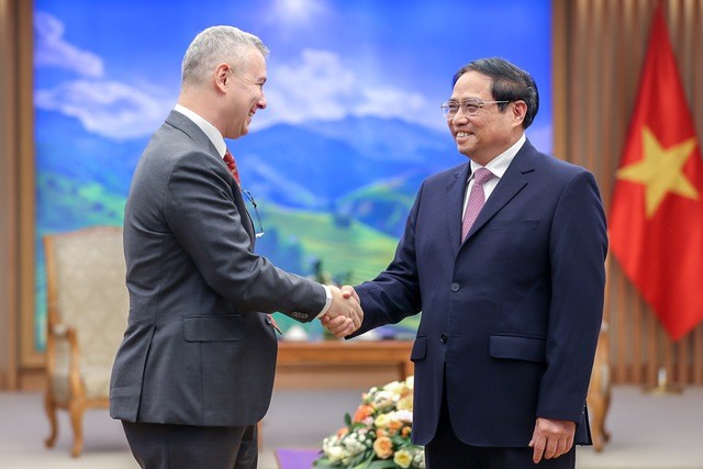 Prime Minister Pham Minh Chinh and Ambassador Extraordinary and Plenipotentiary of the Kingdom of Belgium to Vietnam Karl Van Den Bossche. (Photo: VGP)