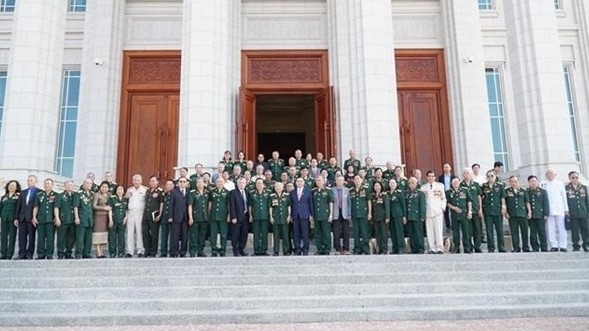 Lao leaders appreciate great sacrifice by Vietnam's volunteer experts, soldiers