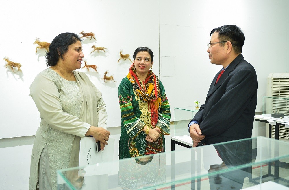 (11.07) Đại sứ Pakistan tại Việt Nam Samina Mehtab trao đổi cùng các đại biểu tại triển lãm nghệ thuật đương đại Pakistan 'Maya' tại Đại học Mỹ thuật Công nghiệp Hà Nội cuối tháng 6/2022. (Nguồn: Quochoi) (11.07) Đại sứ Pakistan tại Việt Nam Samina Mehtab trao đổi cùng các đại biểu tại triển lãm nghệ thuật đương đại Pakistan 'Maya' tại Đại học Mỹ thuật Công nghiệp Hà Nội cuối tháng 6/2022. (Nguồn: Quochoi)
