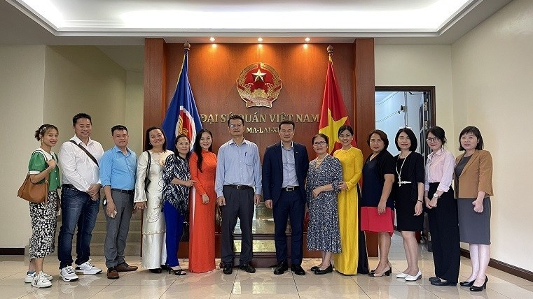 State Committee for Overseas Vietnamese Affairs delegation meets with OVs in Malaysia