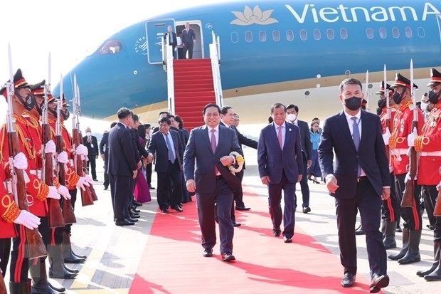 Prime Minister leaves Hanoi for Cambodia visit, ASEAN Summits
