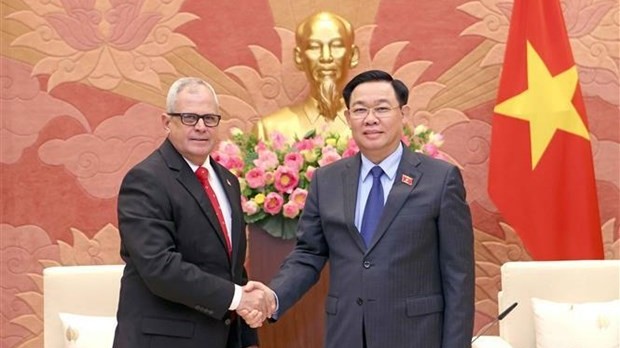 NA Chairman receives senior Cuban legislator in Hanoi