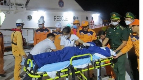 Two injured Filipino sailors brought ashore for emergency treatment