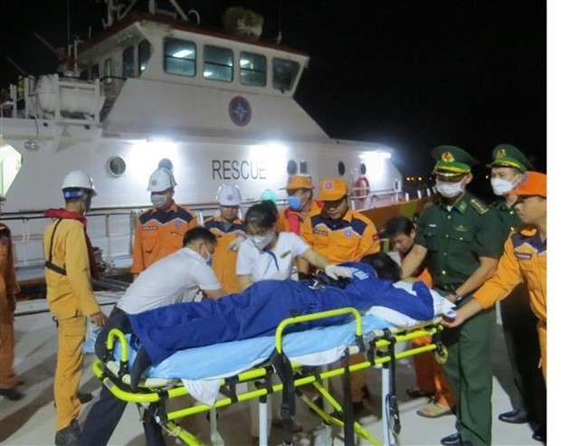Two injured Filipino sailors on board a Panama’s vessel to province of Khanh Hoa for emergency treatment. (Source: VNA)