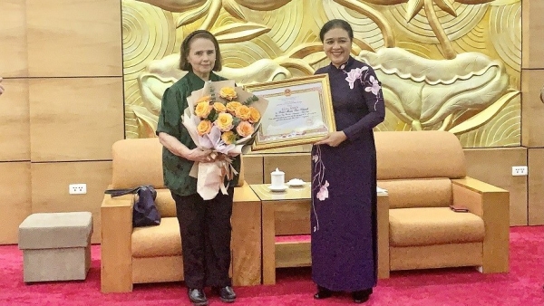 Certificate of merit conferred upon Argentine friend of Vietnam