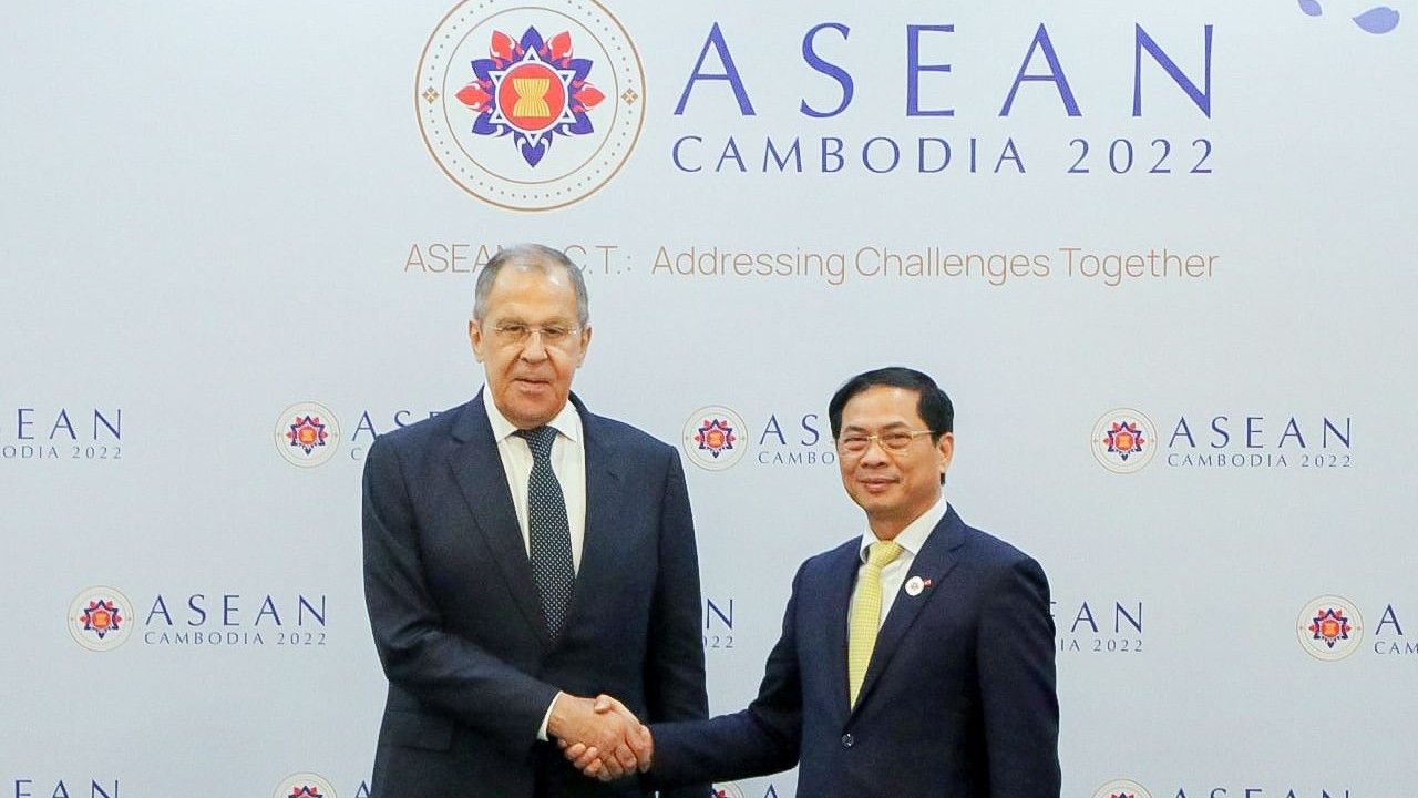 Vietnamese, Russian Foreign Ministers meet on sidelines of ASEAN Summits