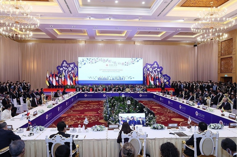 PM attends 17th East Asia Summit in Cambodia | Politics | Vietnam+ (VietnamPlus)
