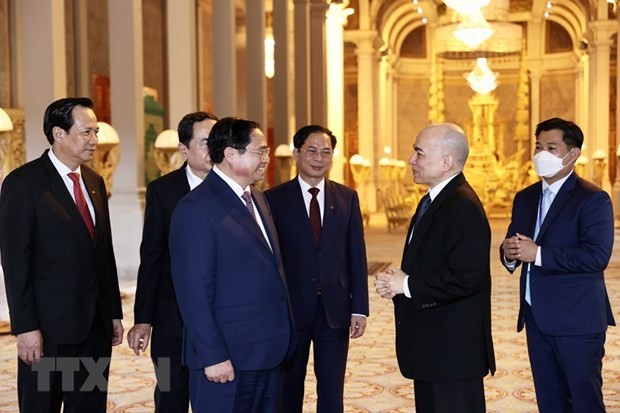 Prime Minister Pham Minh Chinh meets with Cambodian King Sihamoni. (Photo: Duong Giang/VNA)