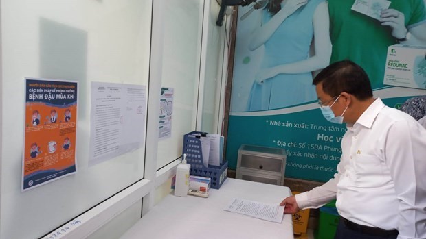 A Ministry of Health official inspects the prevention of monkeypox at Hanoi Dermatology Hospital. (Photo: VNA)