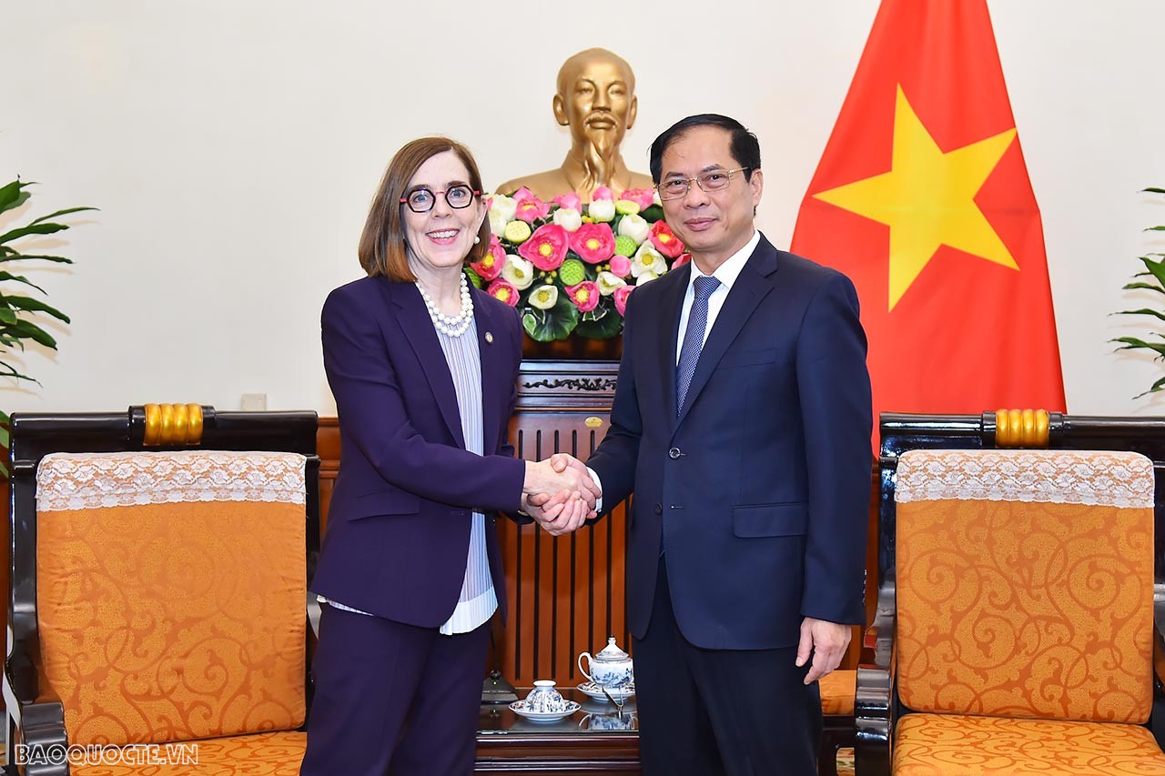 Ngày 14/11, tại trụ sở Bộ, Bộ trưởng Ngoại giao Bùi Thanh Sơn đã tiếp bà Katherine Brown, Thống đốc bang Oregon, Hoa Kỳ nhân chuyến thăm và làm việc tại Việt Nam. (Ảnh: Tuấn Anh)