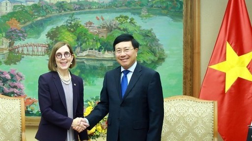 Deputy PM Pham Binh Minh receives Oregon Governor Katherine Brown
