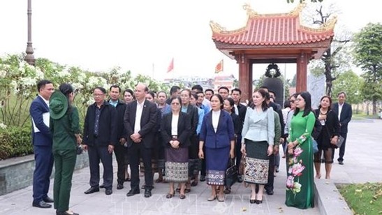 Lao officials visit historical relic sites in Thai Nguyen province