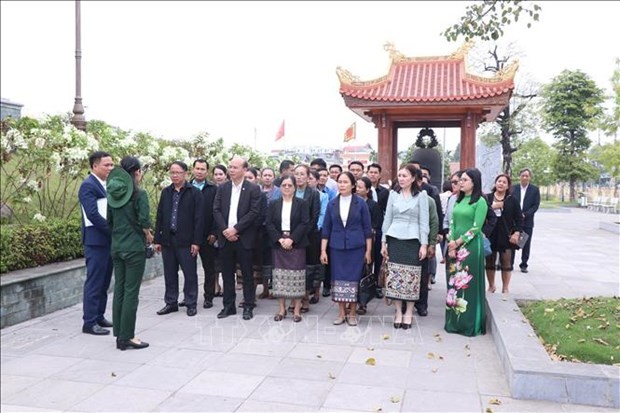 Lao officials visit historical relic sites in Thai Nguyen province