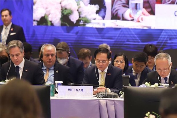 Vietnam calls for enhanced cooperation in APEC amid global challenges: FM