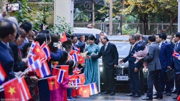 President visits Embassy, meeting Vietnamese community in Thailand