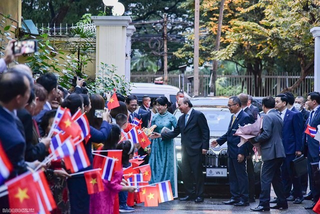 President visits Vietnamese in Thailand