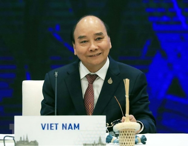 President Nguyen Xuan Phuc attends dialogue with APEC leaders