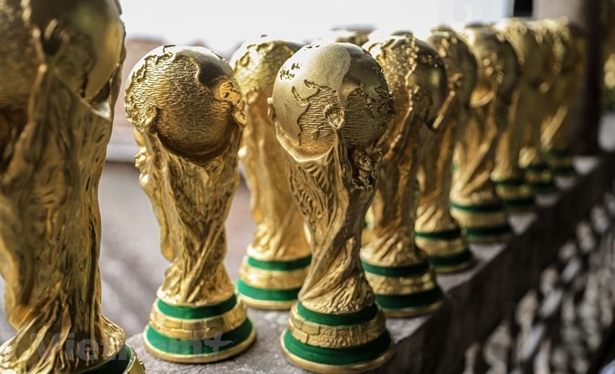 Owners of production facilities in Bat Trang village expect that the trophies will be spiritual gifts accompanying fans’ passion during this year’s World Cup. (Photo: Vietnam