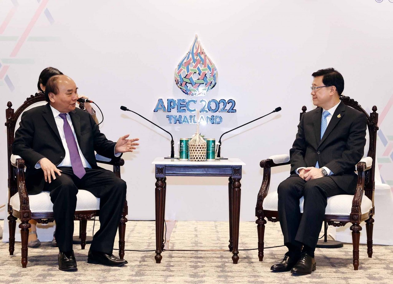 President meets Hong Kong, IMF leaders on APEC meeting sidelines